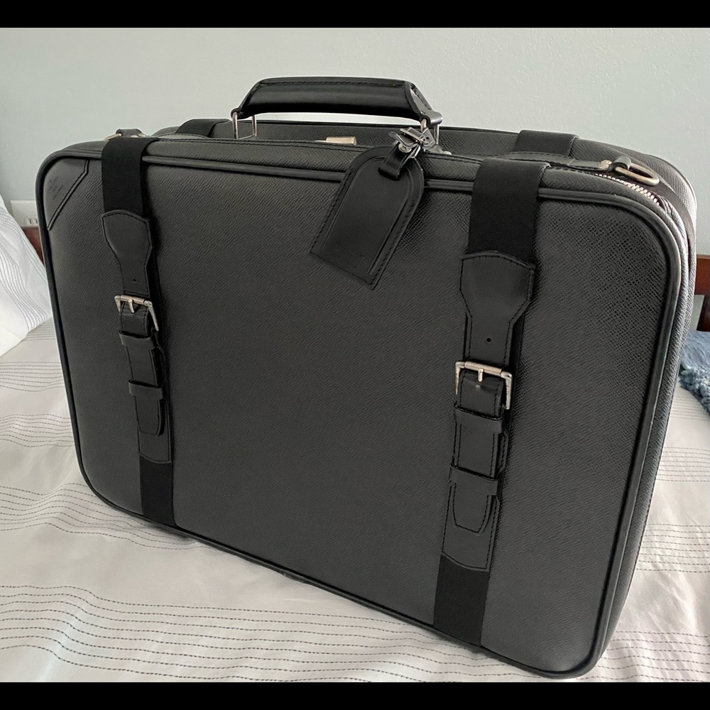 Louis Vuitton Taiga Satellite 53